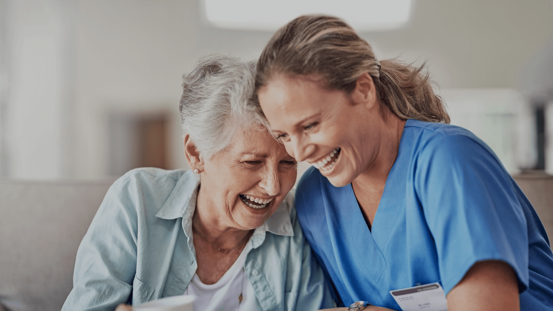 Lachende patiënt met helpende op de bank