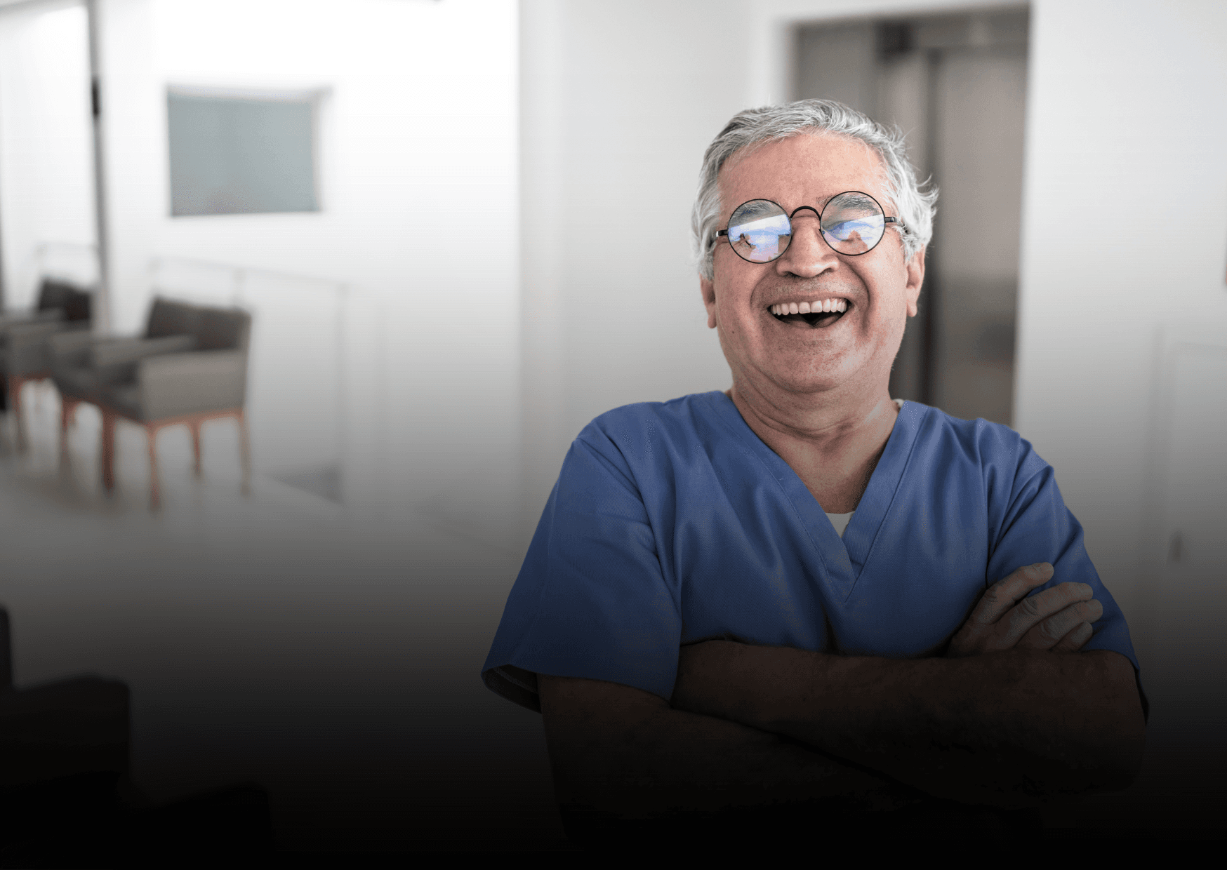 Verpleegkundige die lachend aan het werk is