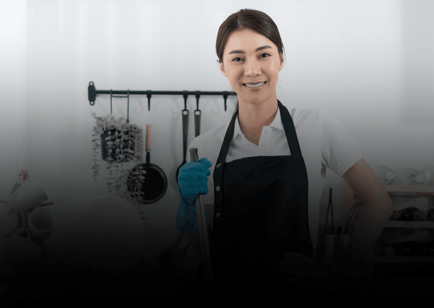 Thuishulpmedewerker aan het werk bij cliënt in huis