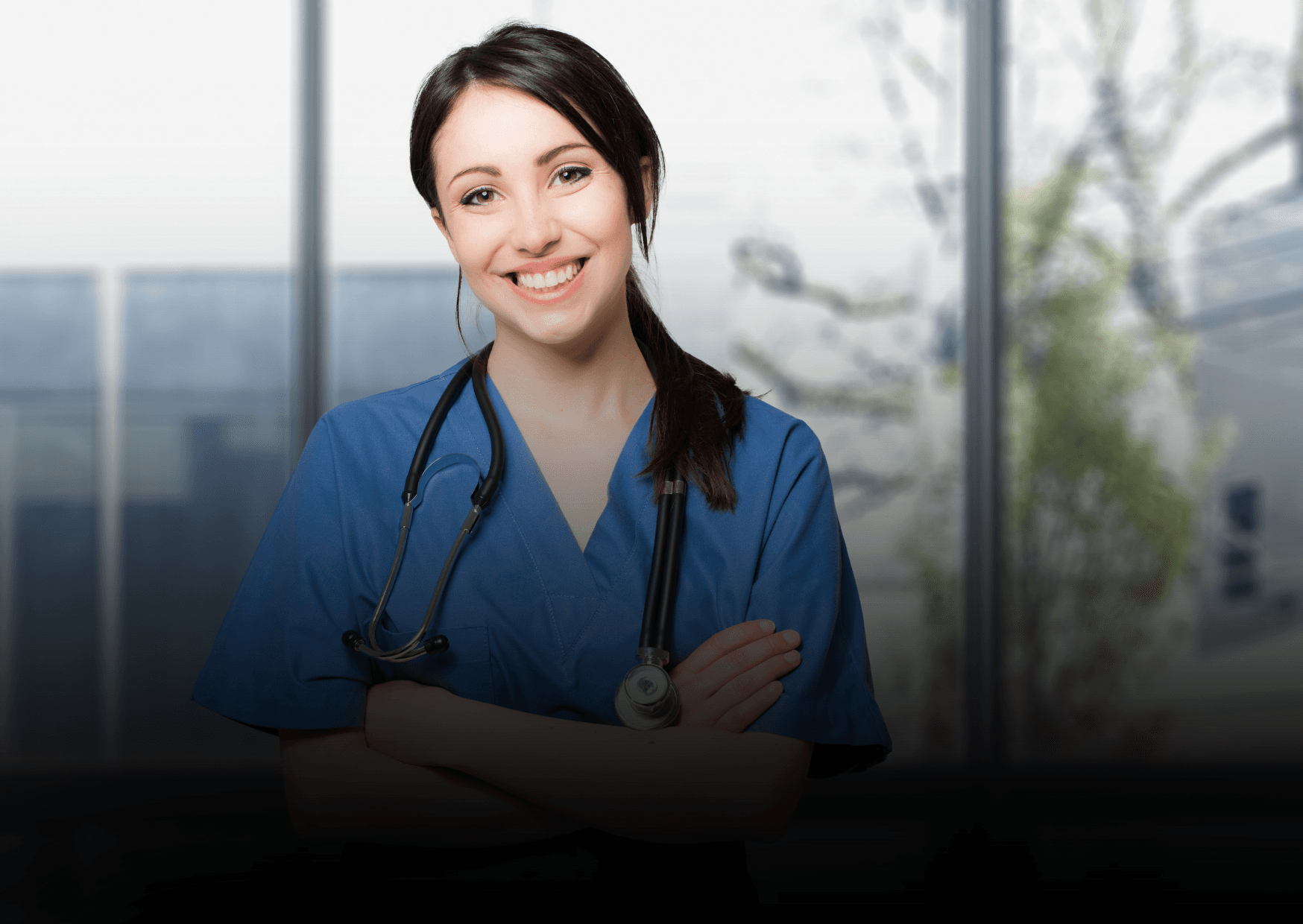 Helpende Plus bij een zorginstelling die lacht