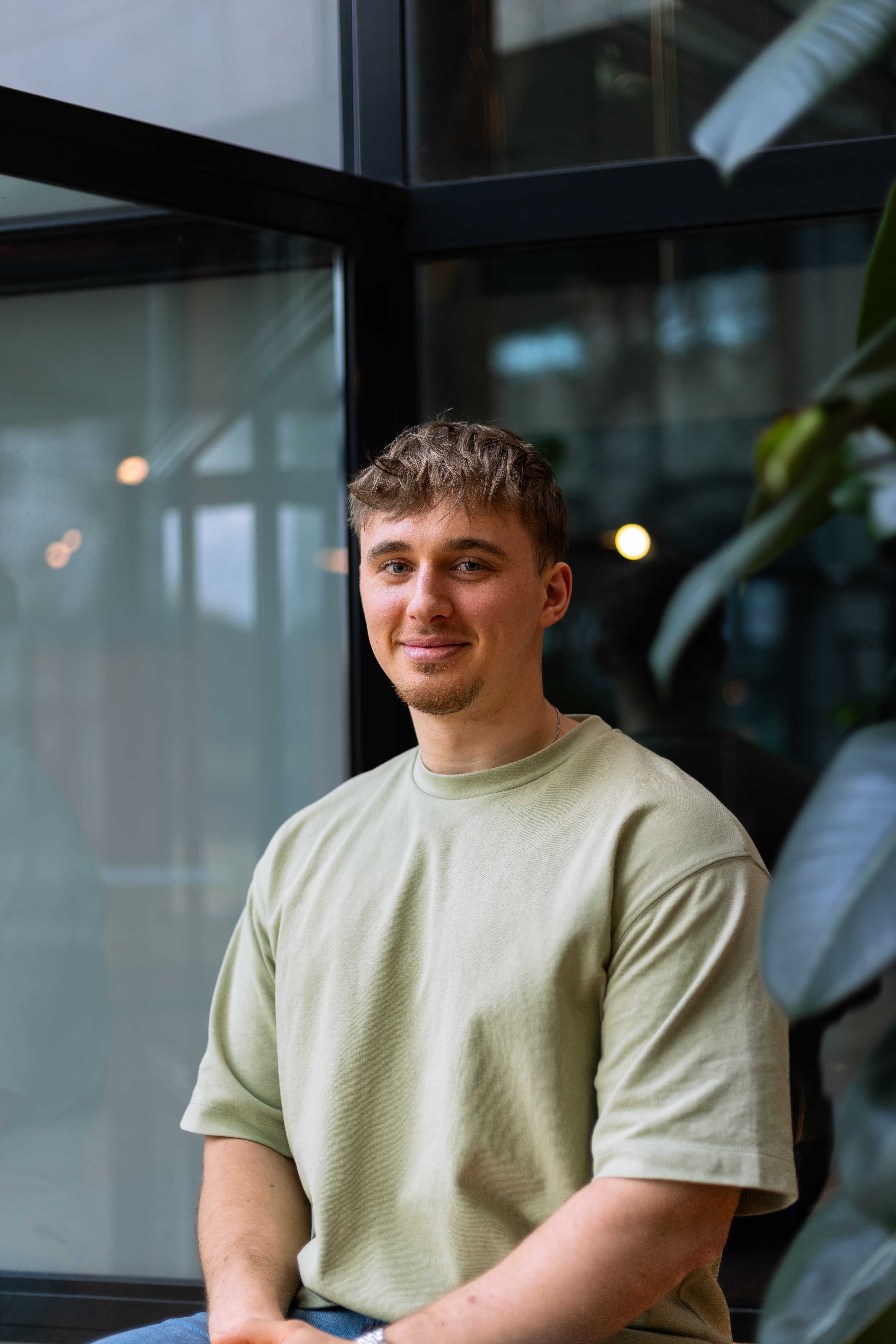 Marketingmedewerker aan het werk op kantoor