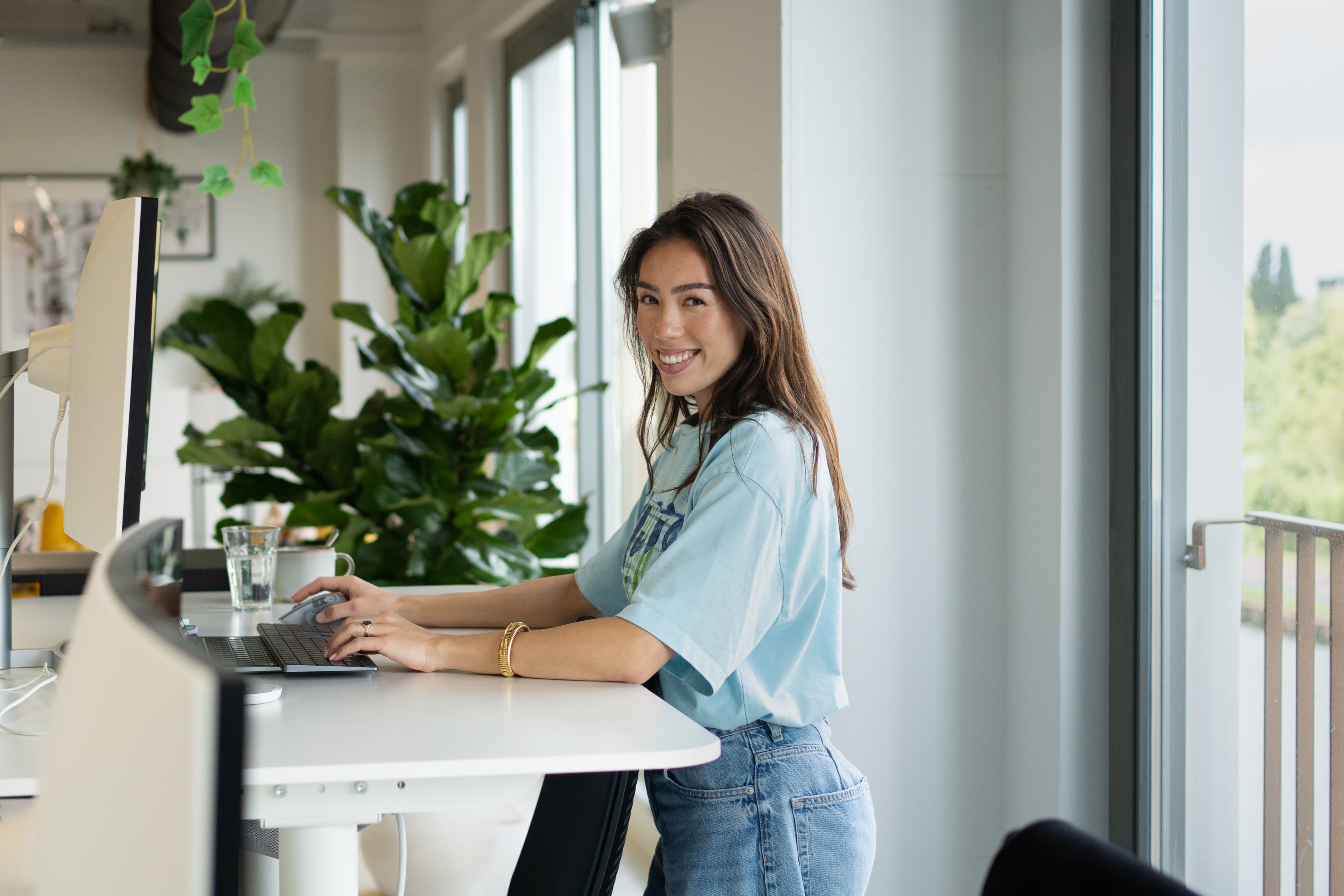 Loopbaancoach aan het werk achter haar computer