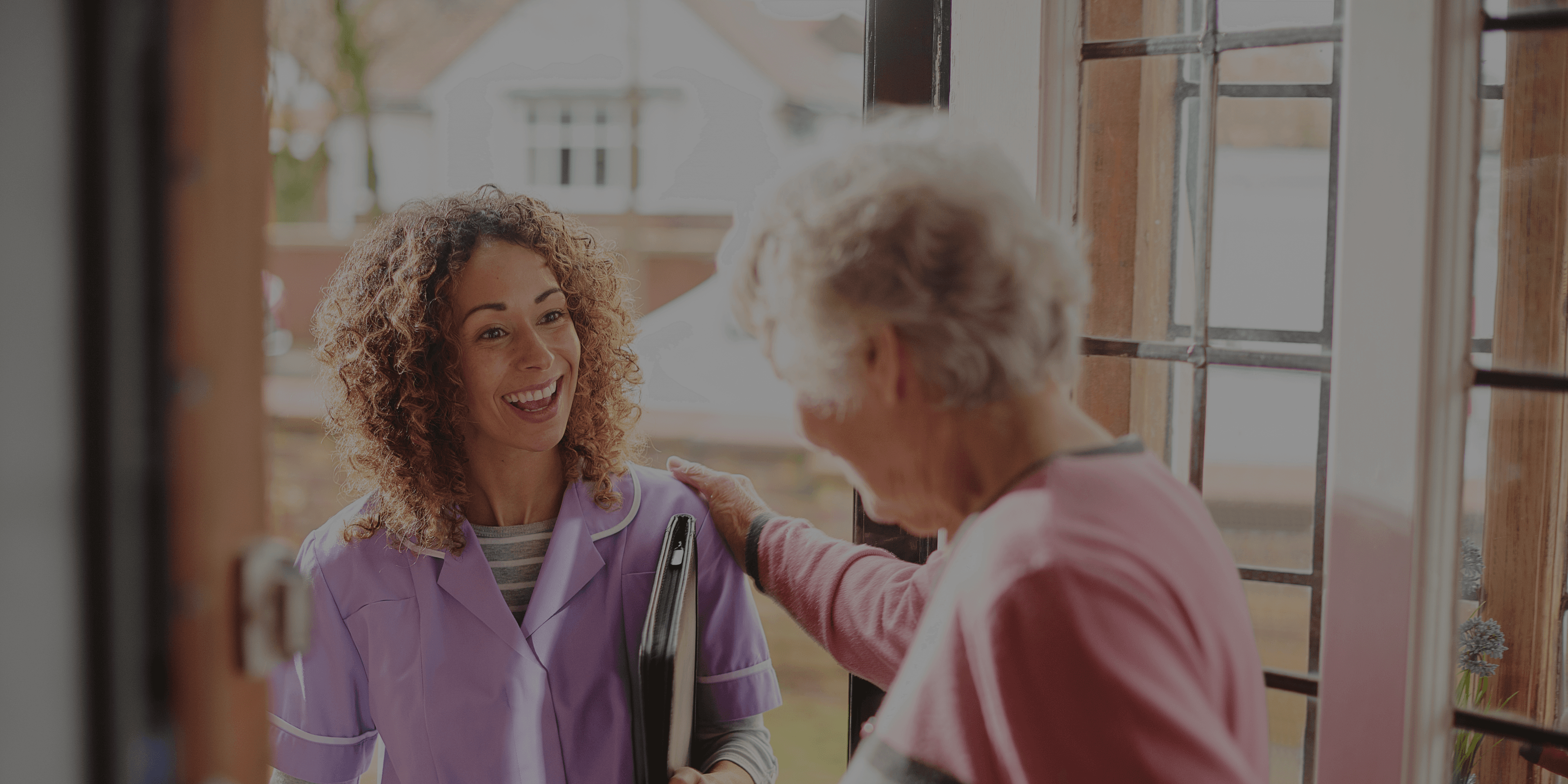 Thuiszorgmedewerker komt bij oudere dame thuis